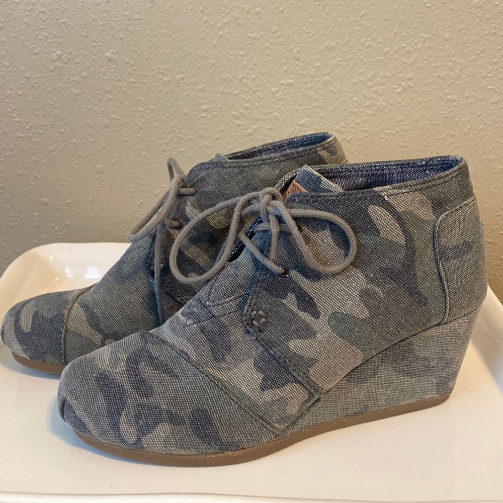 Tom’s Camo Lace Up Wedges